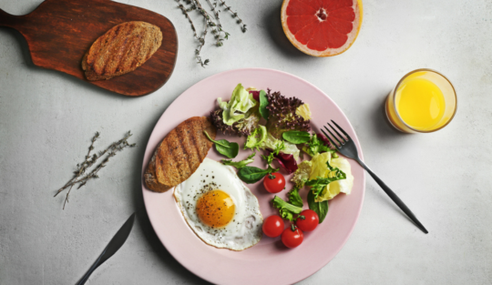 Ce poți mânca la micul dejun dacă vrei să reduci grăsimea abdominală, potrivit unui nutriționist