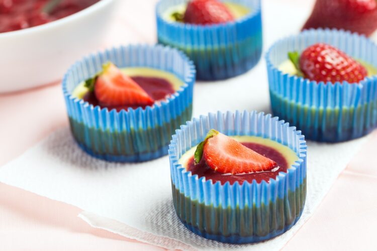 Mini cheesecake cu căpșuni în recipiente albastre