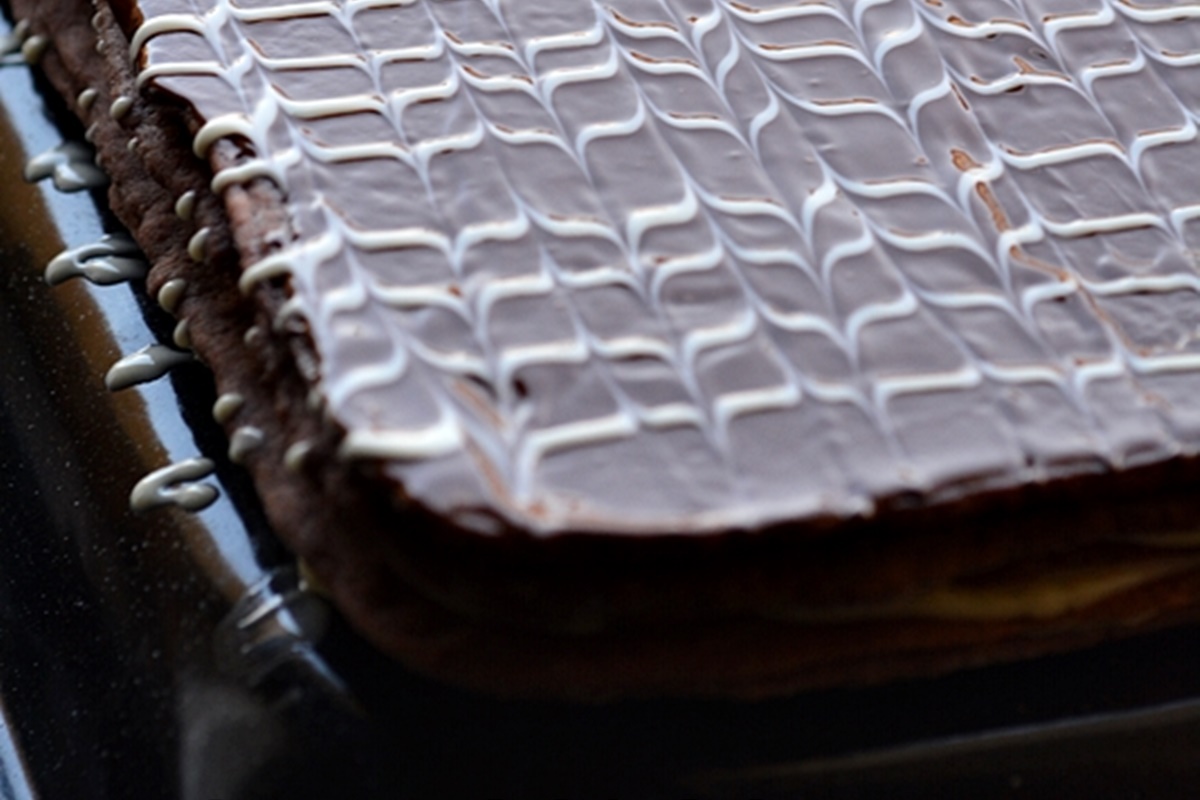 Glazură de ciocolată în două culori întinsă peste prăjitură