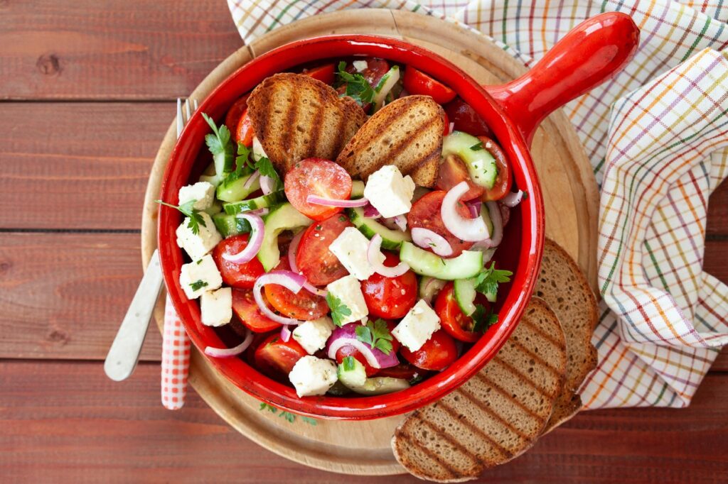 Salată grecească cu brânză feta și măsline