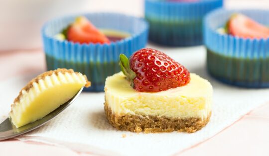 Mini cheesecake cu căpșuni. Rețetă simplă pentru deserturi delicioase