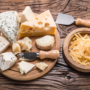 Tipuri de brânzeturi pe un platou de lemn
