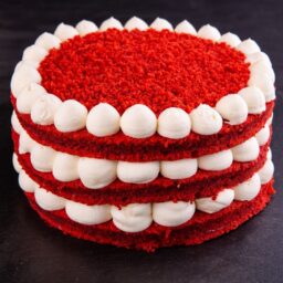 Red Velvet Cake pe un platou negru