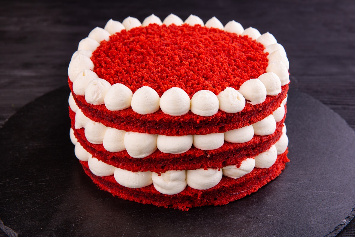 Red Velvet Cake pe un platou negru