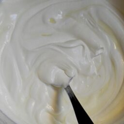 Crema de lapte într-un bol cu lingură