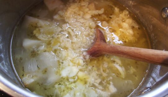 Pasul de adăugare a usturoiului presat, în oala cu supă cremă