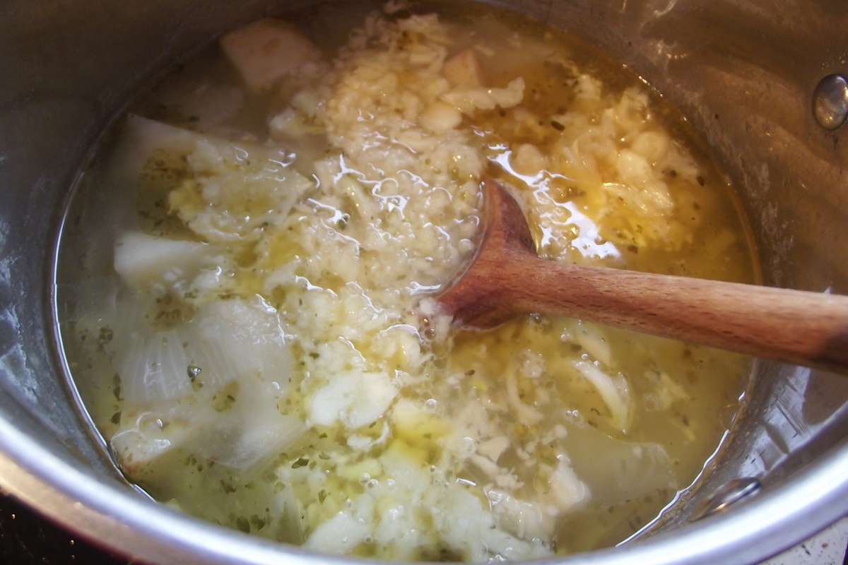 Pasul de adăugare a usturoiului presat, în oala cu supă cremă