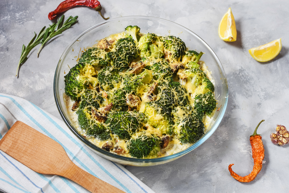 Broccoli cu quinoa și humus într-un bol transparent