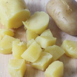 Cartofi fierți și tocați în cuburi