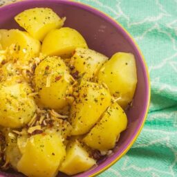 Bol cu cartofi fierți presărați cu condimente