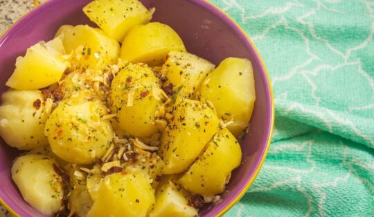 Bol cu cartofi fierți presărați cu condimente