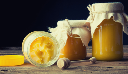 De ce se zaharisește mierea de albine și ce este de făcut