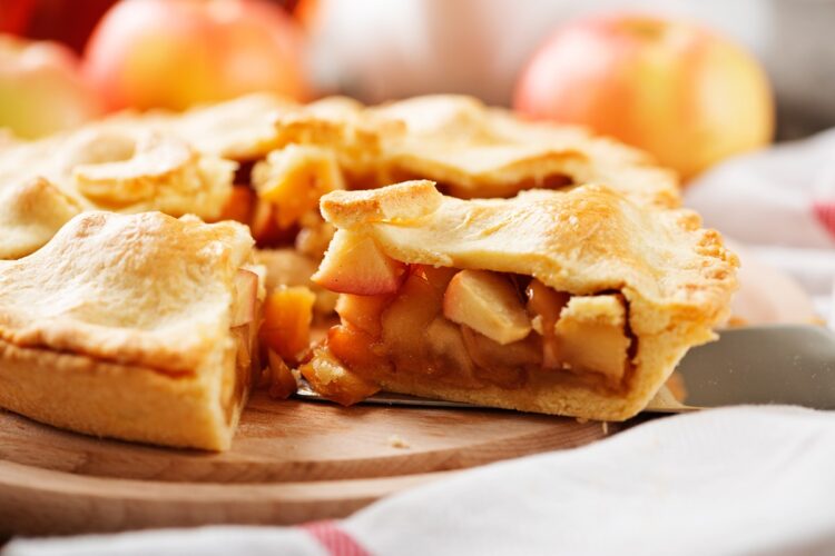 Plăcintă cu mere și nuci. Desert de post, simplu și delicios
