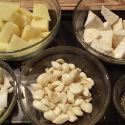 Ingrediente pentru prepararea supei de usturoi