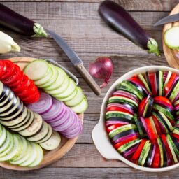 Pașii de pregătire a legumelor pentru ghiveci franțuzesc / Shutterstock