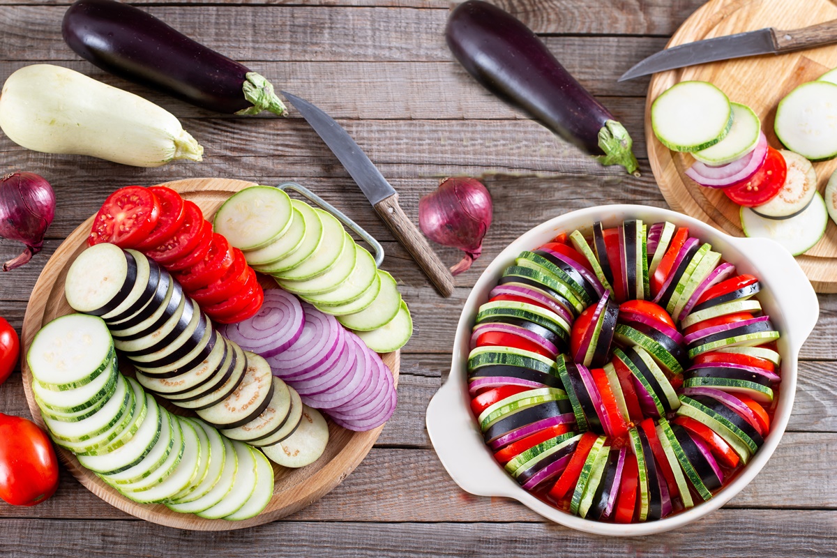 Pașii de pregătire a legumelor pentru ghiveci franțuzesc / Shutterstock