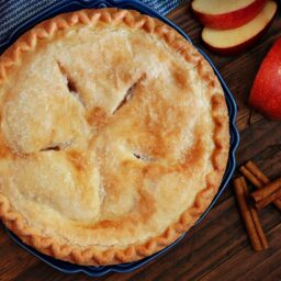 Plăcintă cu mere și nuci preparată în tavă rotundă