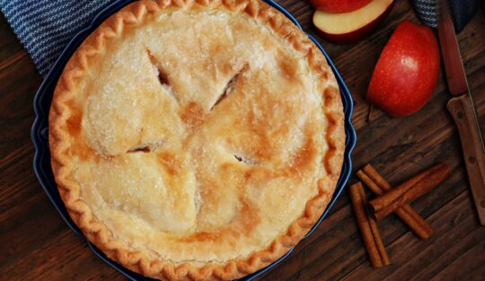 Plăcintă cu mere și nuci preparată în tavă rotundă