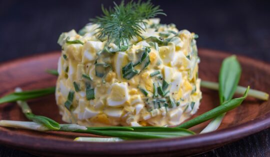 Salată de leurdă cu ouă fierte și smântână decorată cu mărar