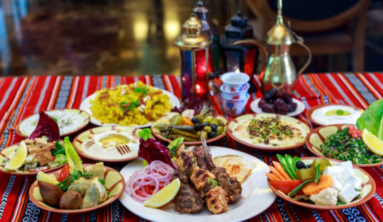 Preparate tradiționale din Dubai pe o masă festivă