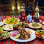 Preparate tradiționale din Dubai pe o masă festivă
