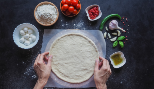 Blat de pizza napoletana alături de ingredientele principale pentru topping