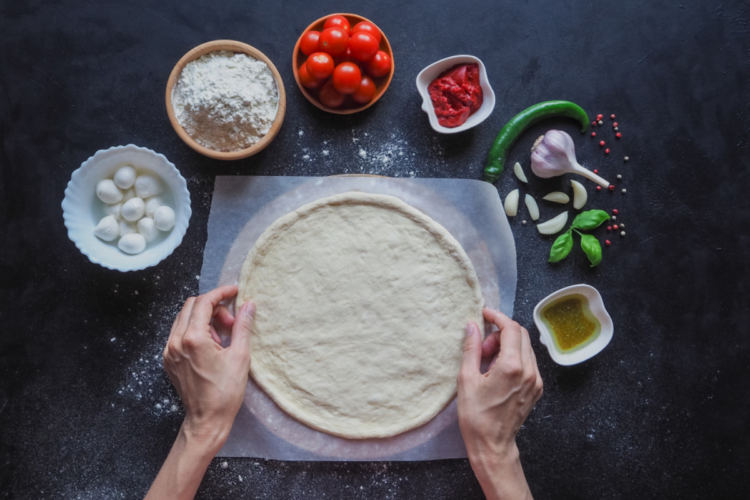 Blat de pizza napoletana alături de ingredientele principale pentru topping