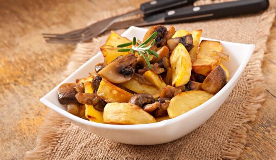 Cartofi cu ciuperci și ceapă la tigaie. O mâncare simplă și delicioasă