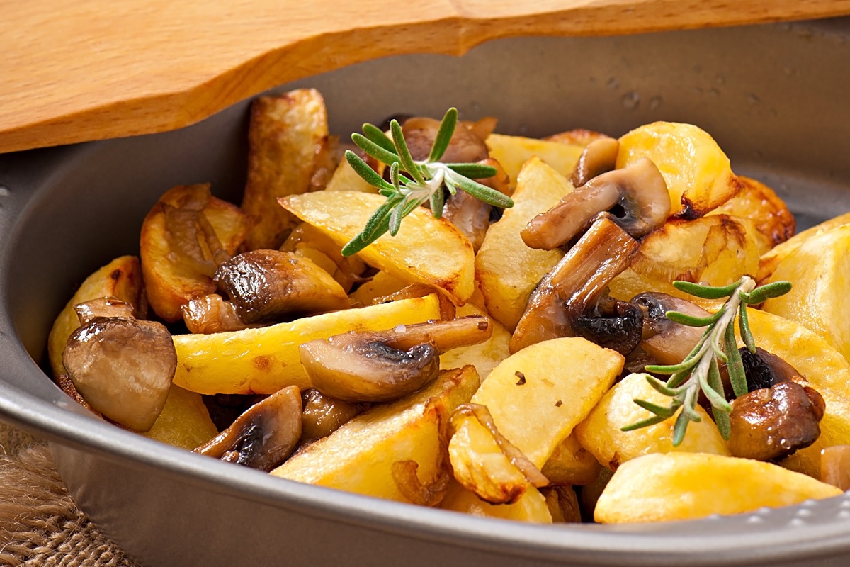 Cartofi cu ciuperci și ceapă la tigaie și crenguțe de rozmarin