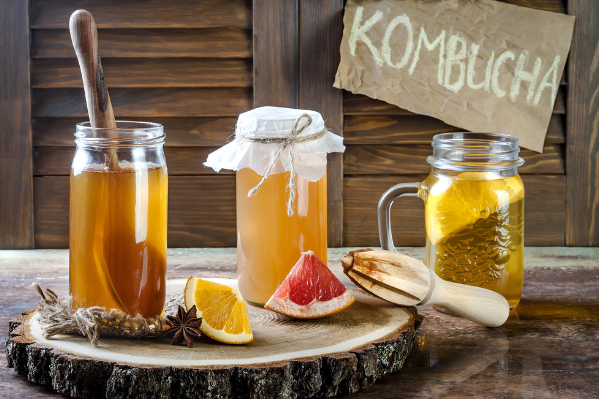 Mai multe sticle pline cu ceai kimbucha în fiecare zi