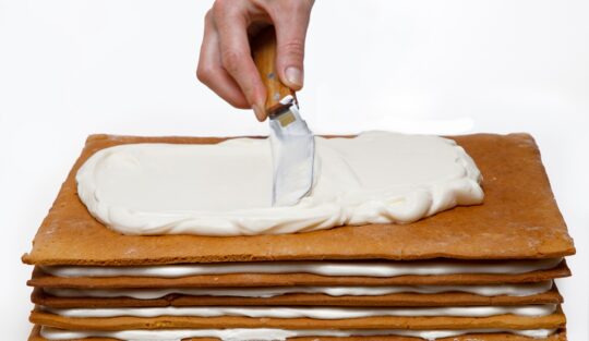 Pasul de montare a prăjiturii cu foi și cremă