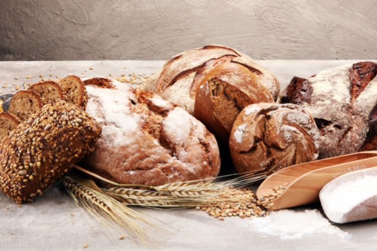 Pâine cu puține caloriiă pusă pe un blat de lemn