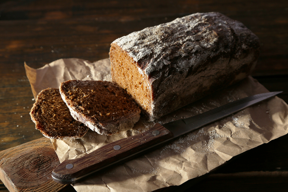 Pâine cu secară tăiată felii pe un blat de lemn