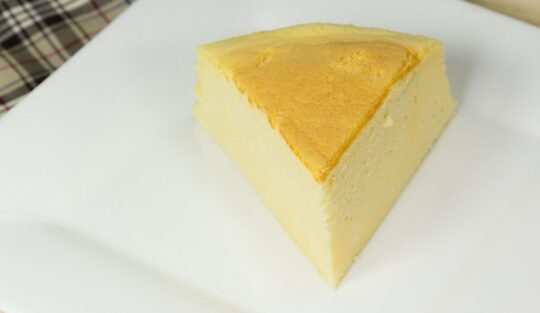 Porție de cheesecake japonez pe o farfurie albă