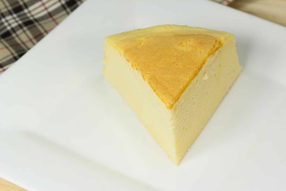 Porție de cheesecake japonez pe o farfurie albă