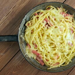Tigaie cu spaghete, ouă, bacon și mozzarella