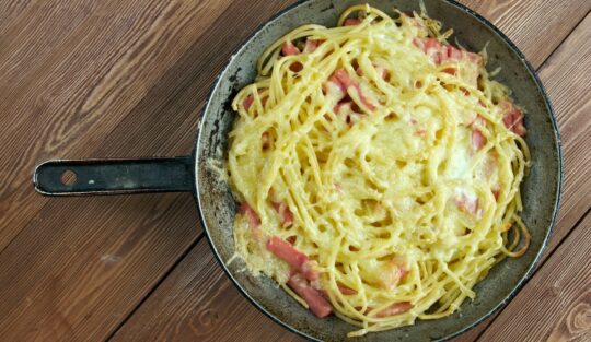 Tigaie cu spaghete, ouă, bacon și mozzarella