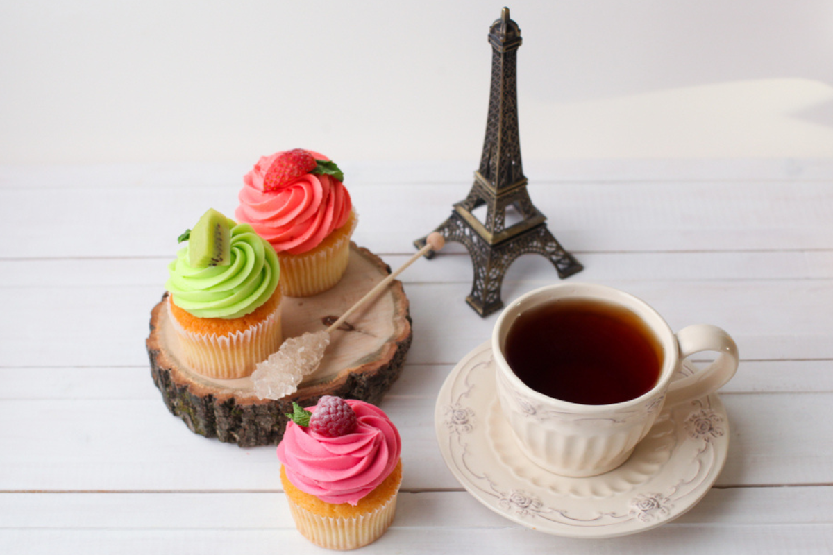 Brioșe ca desert în vacanță în Paris, alături de o ceșacă de cafea
