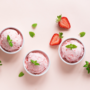 Înghețată proteică de căpșuni servită în cupe înalte