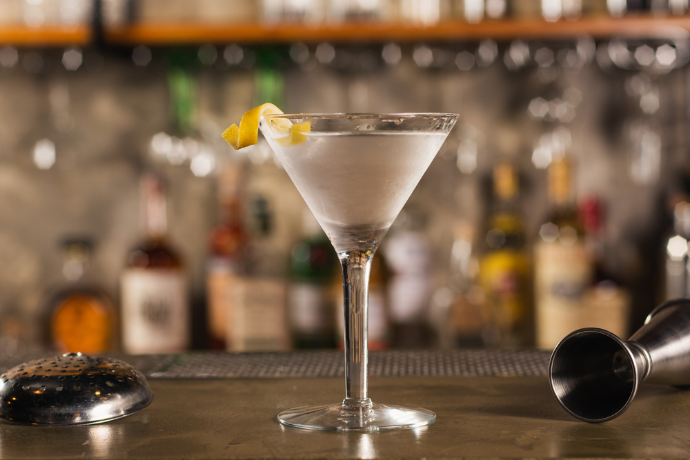 Vesper Martini servit în fața unui bar