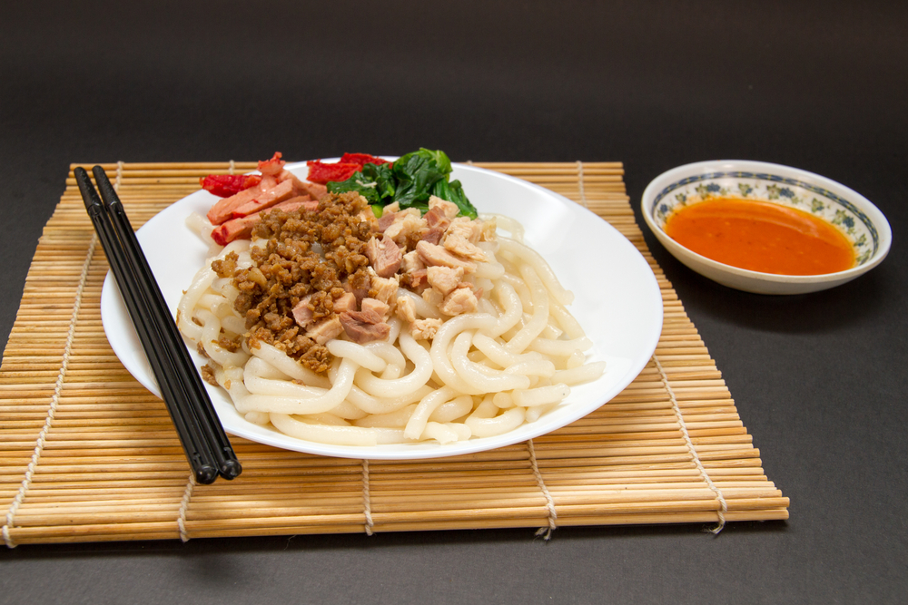 Tăiețeii Yin Zhen Fen serviți alături de un sos roșu