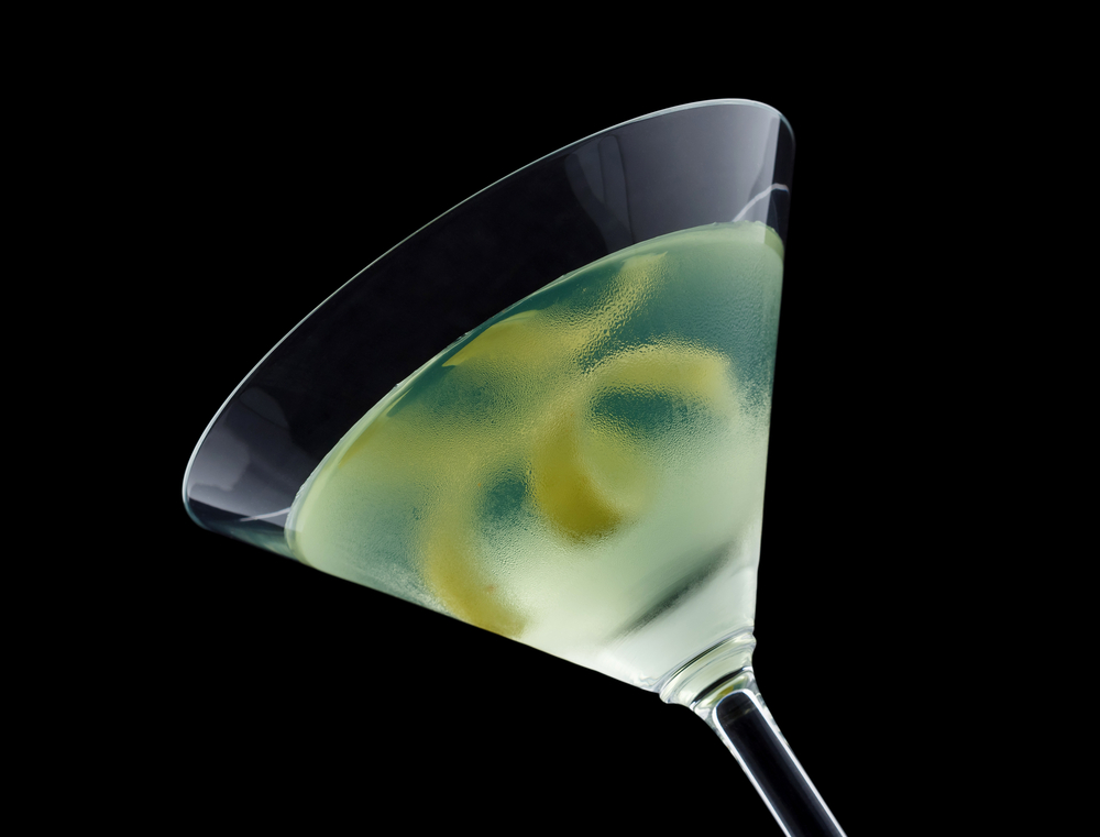 Cocktailul Bijou servit într-un pahar 