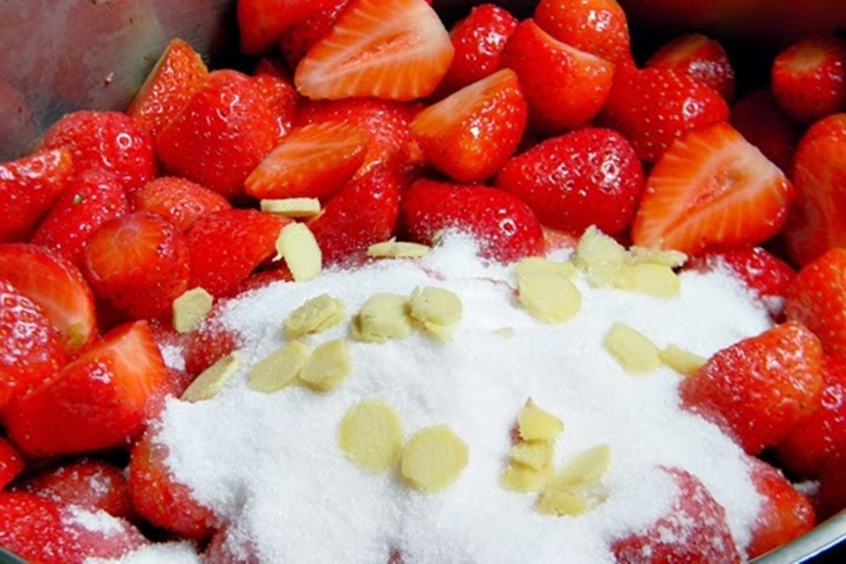 Căpșuni amestecate cu zahăr și ghimbir
