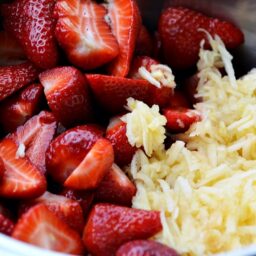 Căpșuni tăiate în bucăți și mere răzuite pentru gem
