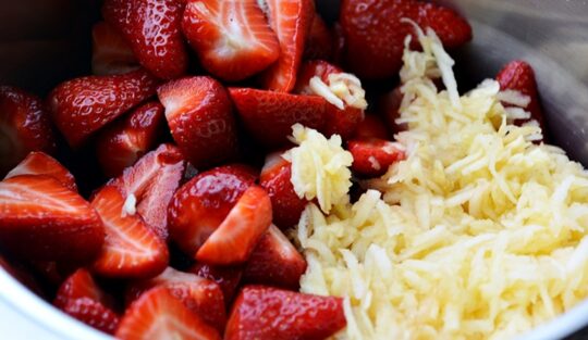 Căpșuni tăiate în bucăți și mere răzuite pentru gem