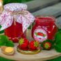 Două borcane cu gem de căpșuni aromat cu ghimbir, alături de căpșuni proaspete și ghimbir feliat