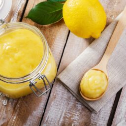 Lemon curd în borcan și în linguriță