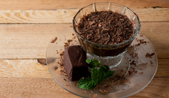 Mousse de ciocolată din doar două ingrediente. Cea mai simplă și mai cremoasă rețetă