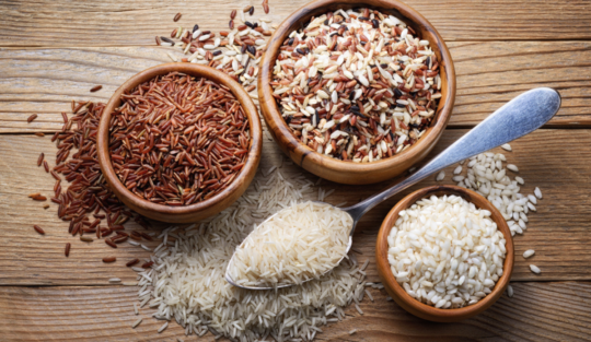 orezul brun și orezul alb în boluri diferite