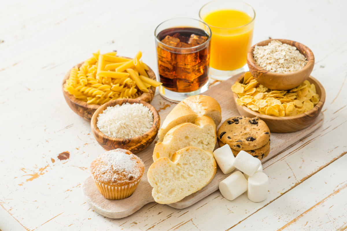 pâinea albă împreună cu alte surse de carbohidrați pe o masă